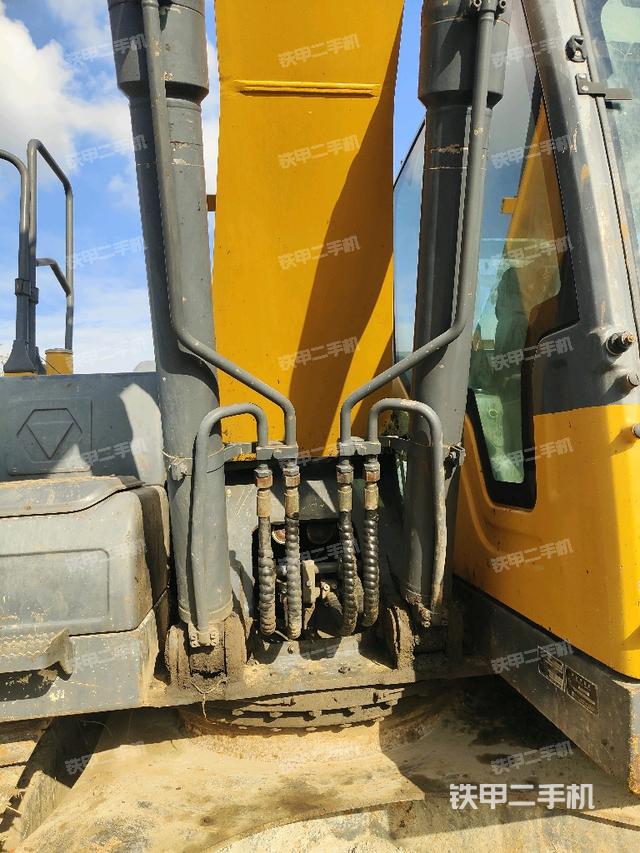 大臂油缸整体 竖拍（工作和回转装置）