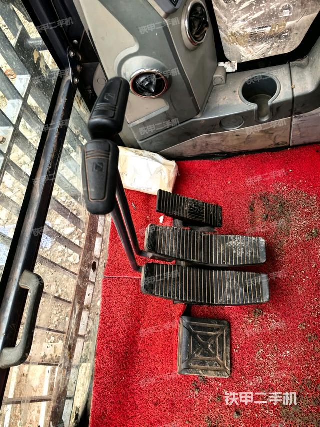 行走控制手柄和踏板 俯拍（驾驶室部分）