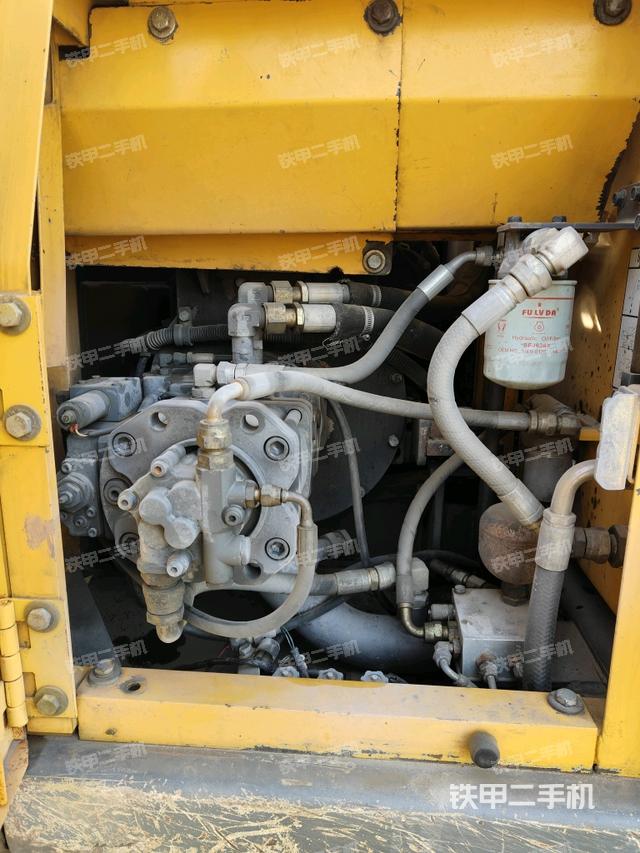 液压泵舱室正面整体（整机外观）