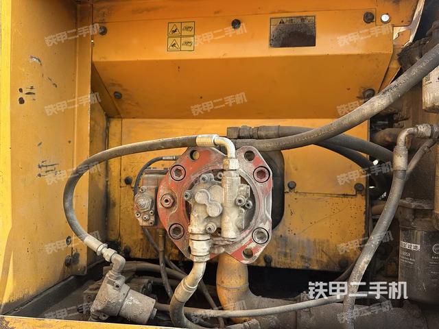 液压泵舱室正面整体（整机外观）