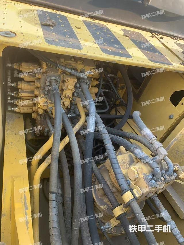 回轉(zhuǎn)馬達(dá)和主控閥（整機(jī)外觀）