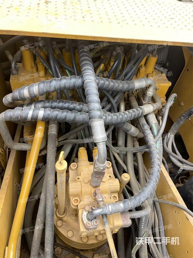 回转马达和主控阀（整机外观）