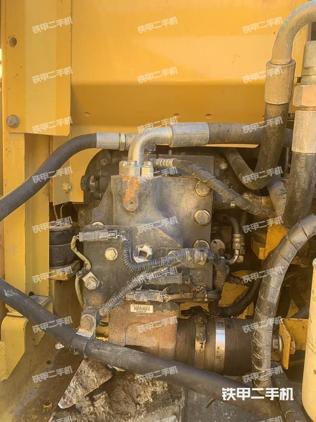 液压泵舱室正面整体（整机外观）