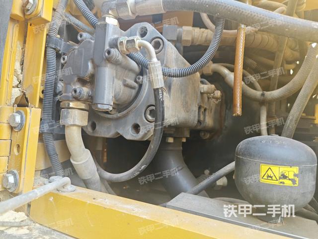 液压泵舱室正面整体（整机外观）