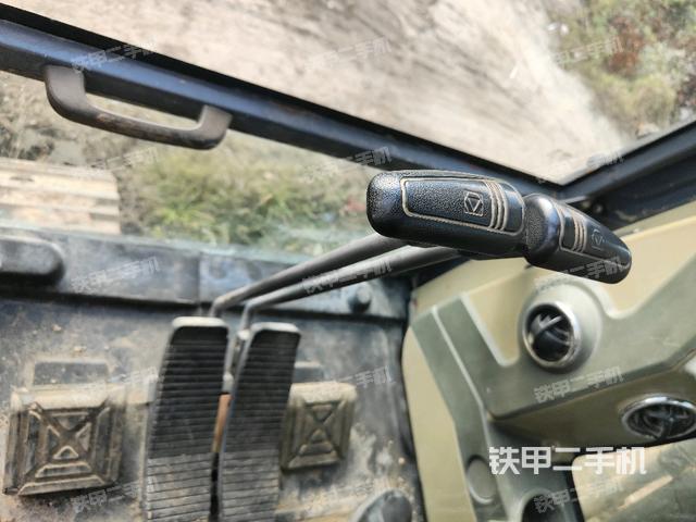 行走控制手柄和踏板 俯拍（驾驶室部分）