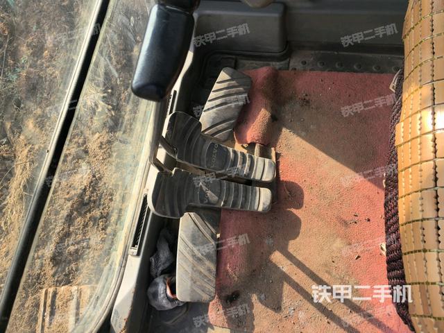 行走控制手柄和踏板 俯拍（驾驶室部分）