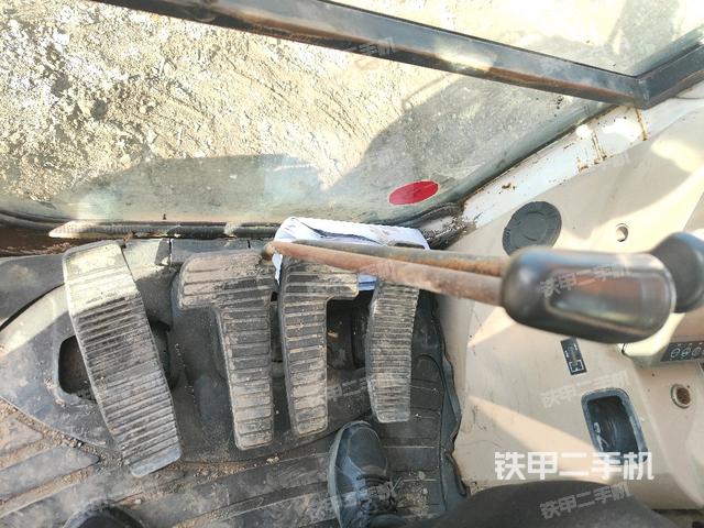 行走控制手柄和踏板 俯拍（驾驶室部分）