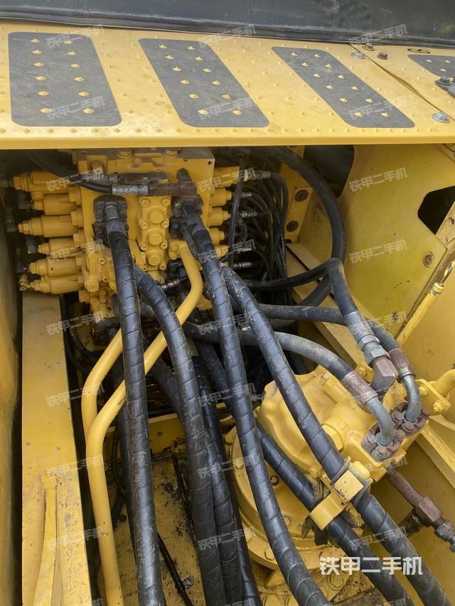 回转马达和主控阀（整机外观）