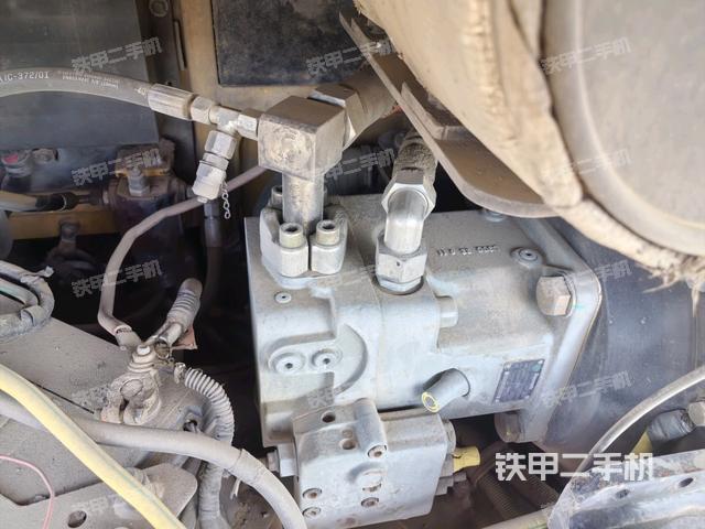 液压泵舱室正面整体（整机外观）