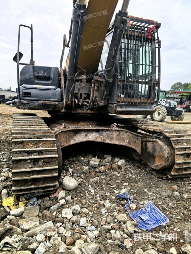 大臂油缸整体 竖拍（工作和回转装置）