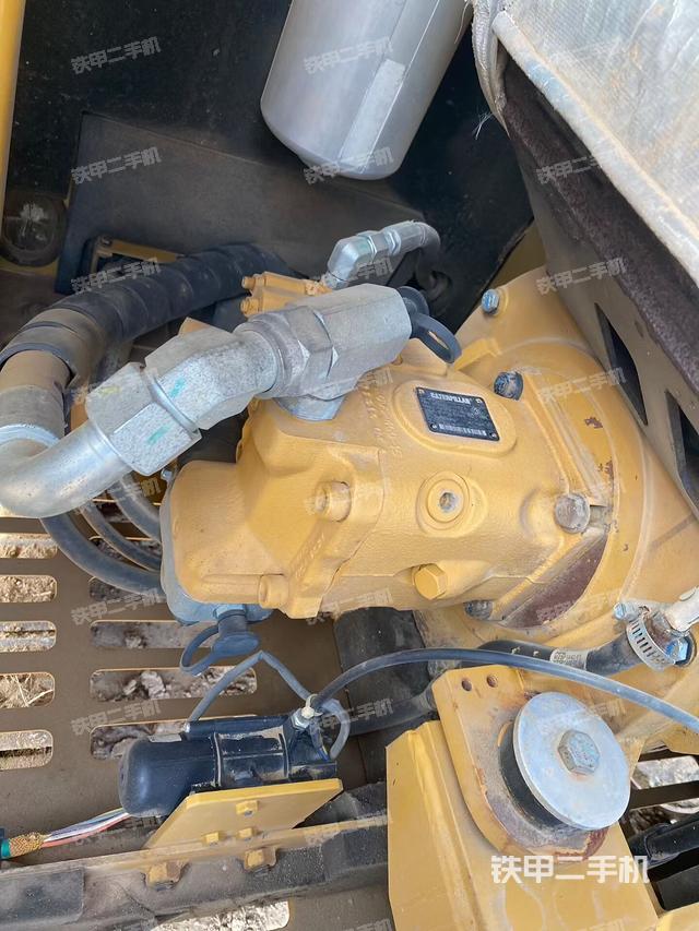 液壓泵艙室正面整體（整機外觀）