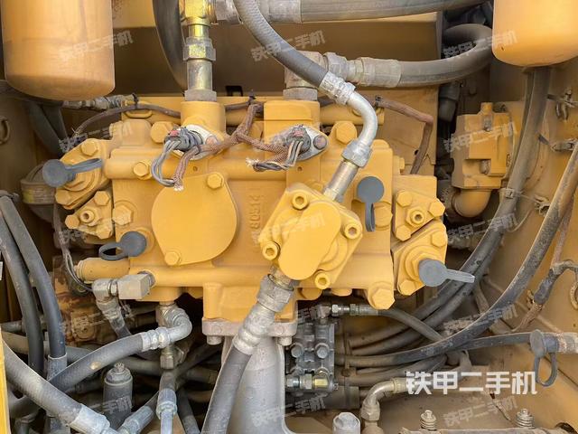 液压泵舱室正面整体（整机外观）