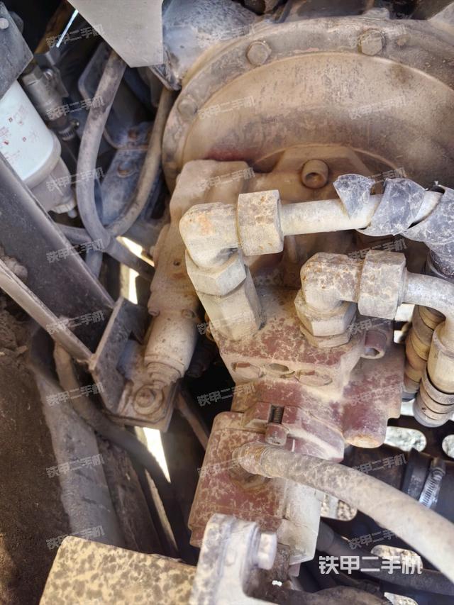 液压泵舱室正面整体（整机外观）