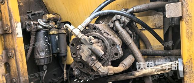 液压泵舱室正面整体（整机外观）