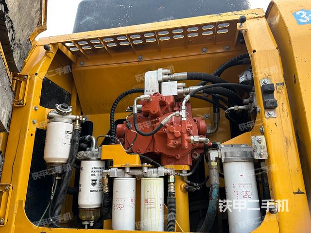 液压泵舱室正面整体（整机外观）