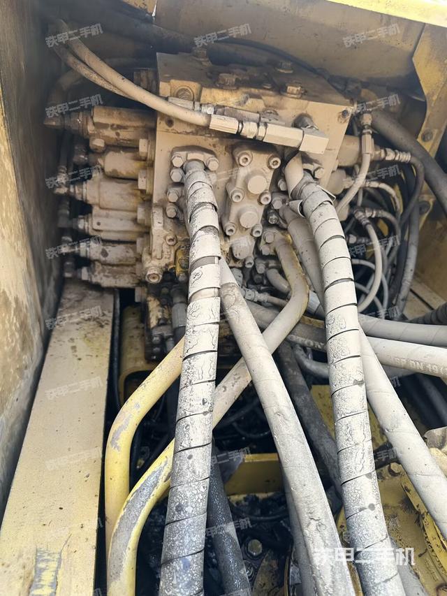 回转马达和主控阀（整机外观）