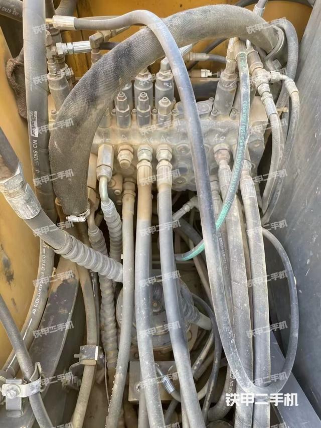 回轉(zhuǎn)馬達(dá)和主控閥（整機(jī)外觀）