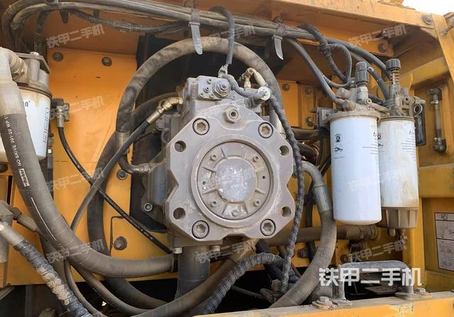 液压泵舱室正面整体（整机外观）