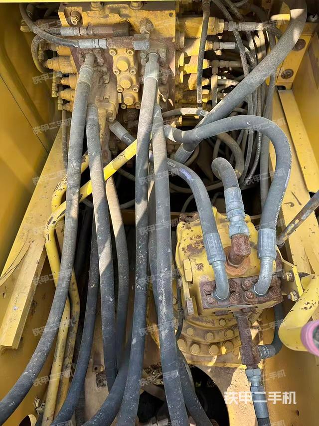 回转马达和主控阀（整机外观）