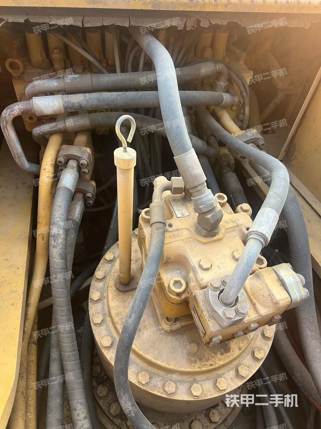 回轉(zhuǎn)馬達(dá)和主控閥（整機(jī)外觀）