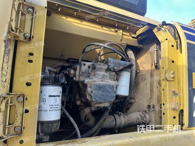 液压泵舱室正面整体（整机外观）