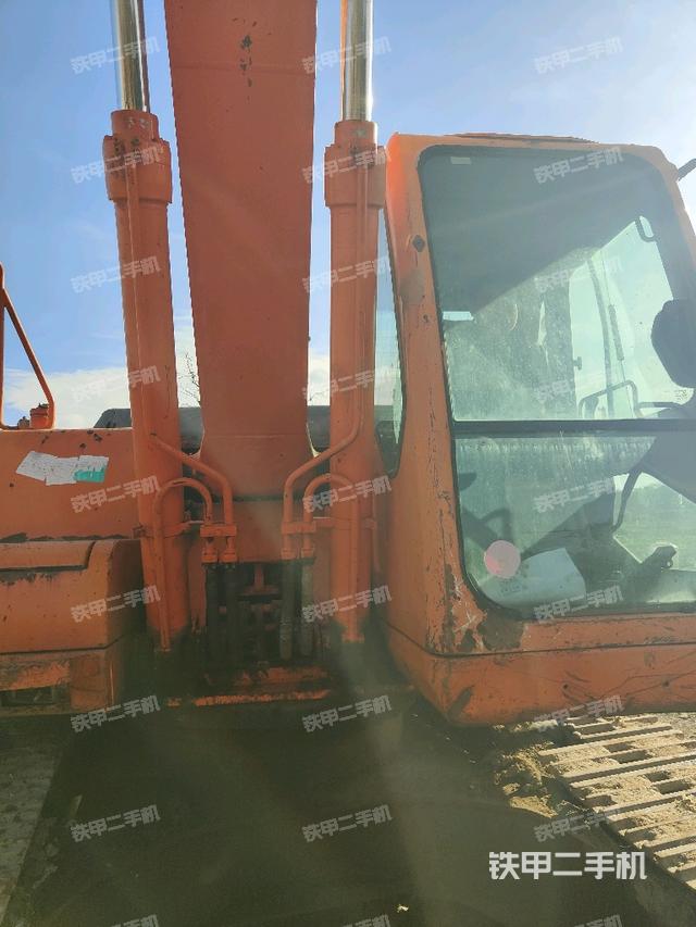 大臂油缸整体 竖拍（工作和回转装置）