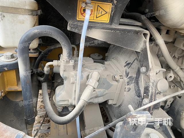 液压泵舱室正面整体（整机外观）