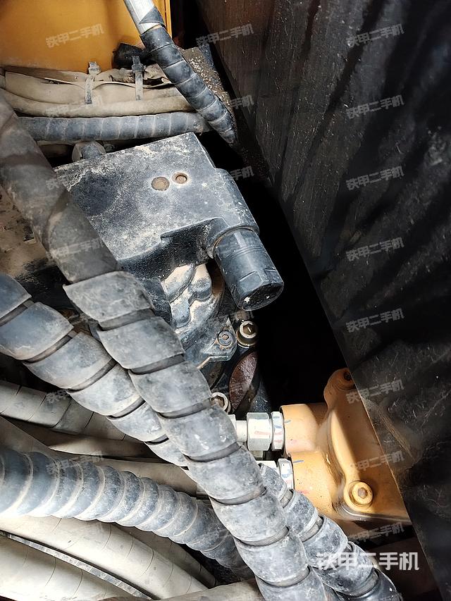 回轉(zhuǎn)馬達(dá)和主控閥（整機(jī)外觀）