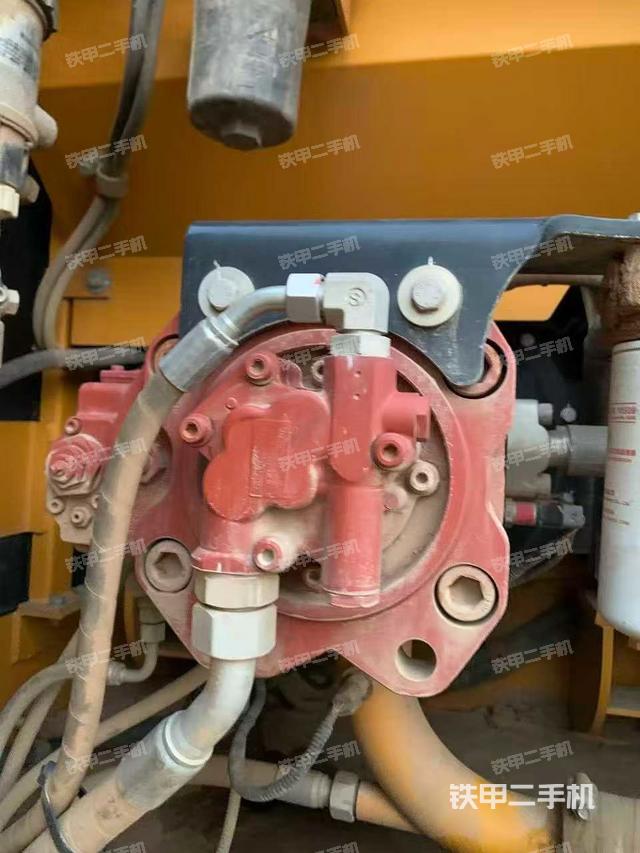 液压泵舱室正面整体（整机外观）