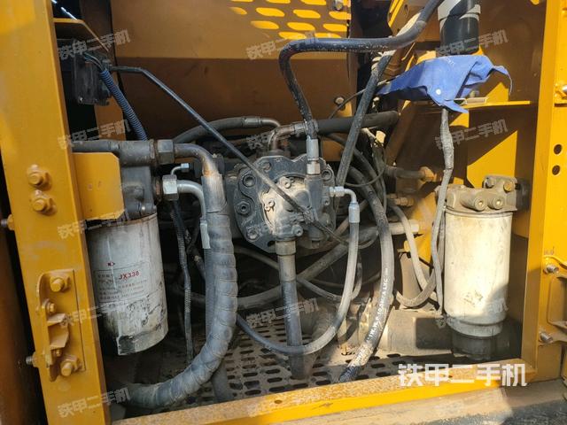 液壓泵艙室正面整體（整機外觀）