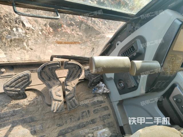 行走控制手柄和踏板 俯拍（驾驶室部分）