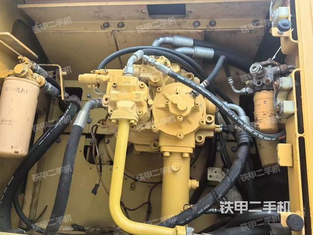 液壓泵艙室正面整體（整機外觀）