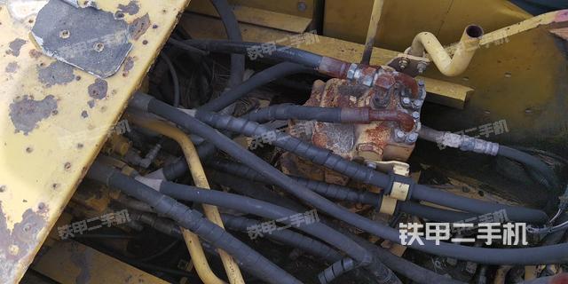 回轉(zhuǎn)馬達(dá)和主控閥（整機(jī)外觀）