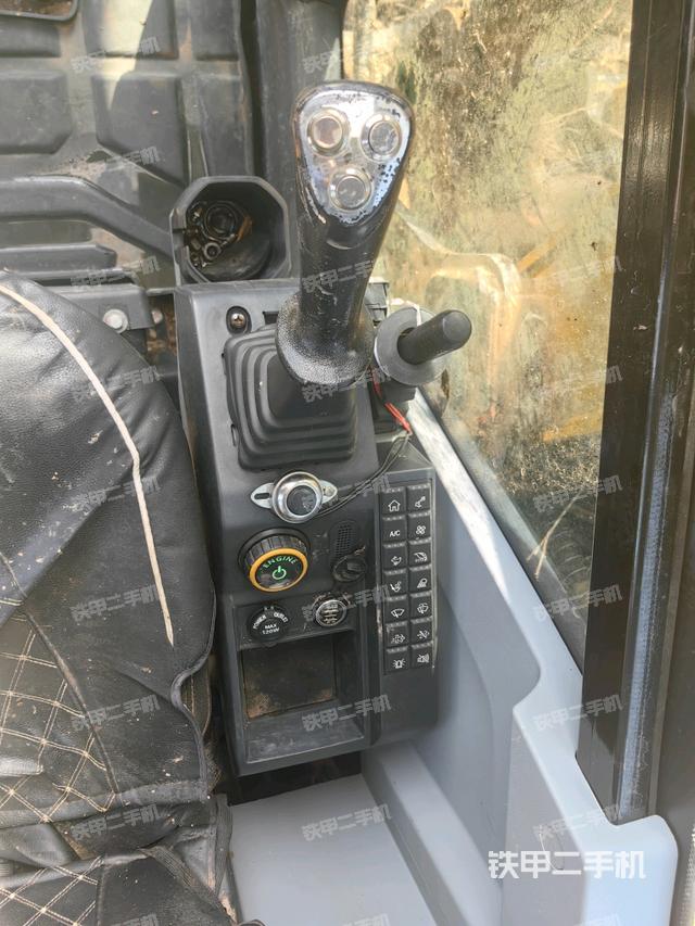 座椅左侧控制台/音响/含左手柄（驾驶室部分）