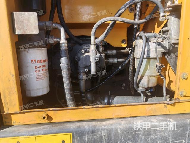 液压泵舱室正面整体（整机外观）