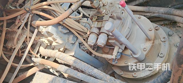 回转马达和主控阀（整机外观）