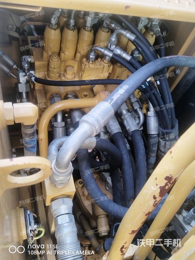 回轉(zhuǎn)馬達(dá)和主控閥（整機(jī)外觀）