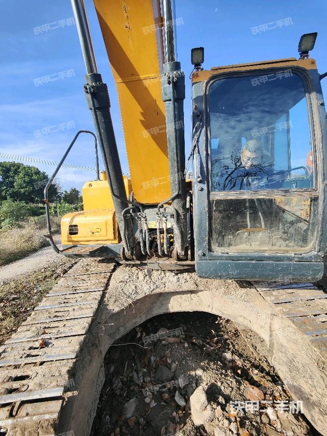 大臂油缸整体 竖拍（工作和回转装置）