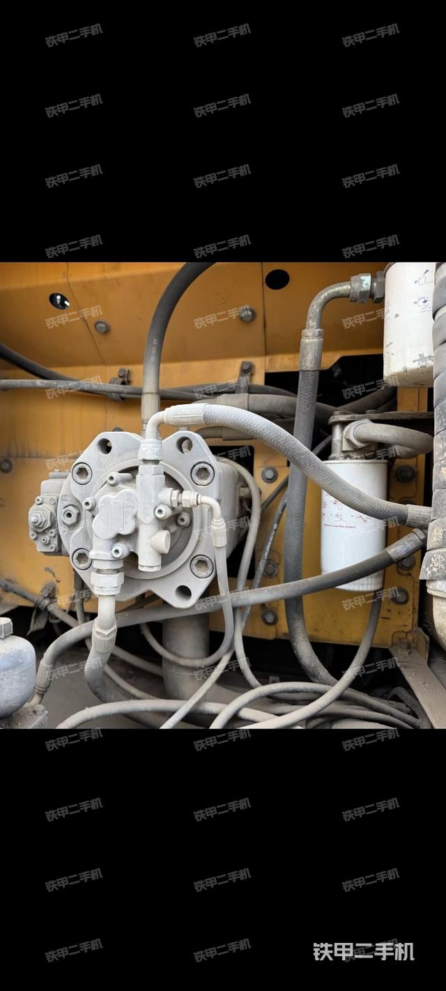 液压泵舱室正面整体（整机外观）