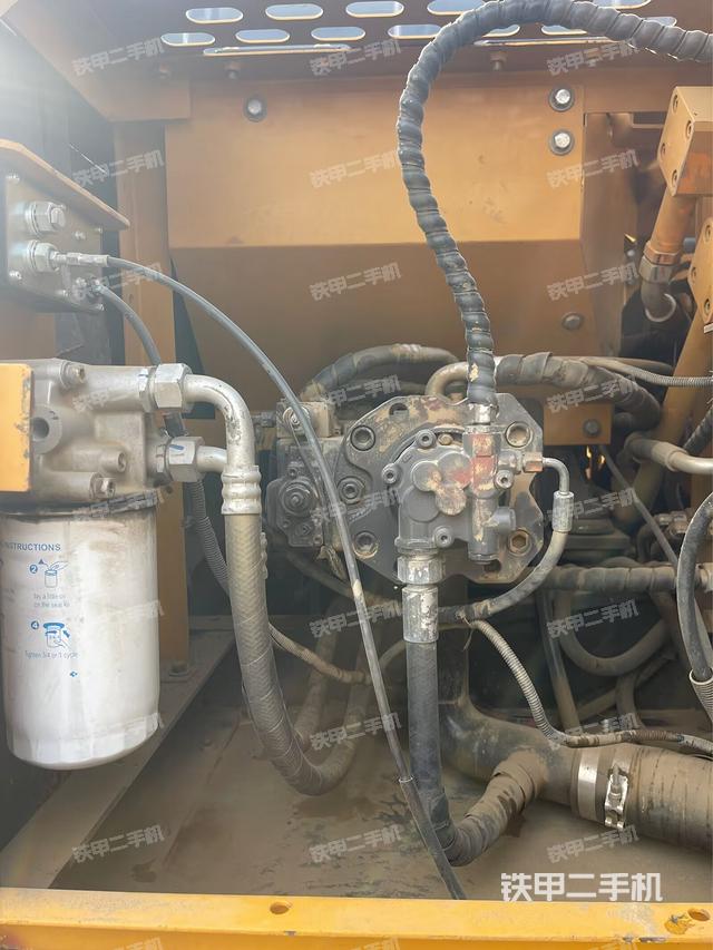 液压泵舱室正面整体（整机外观）