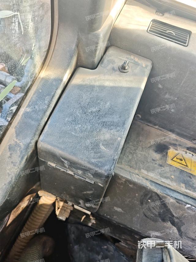 后窗玻璃角標（駕駛室部分）