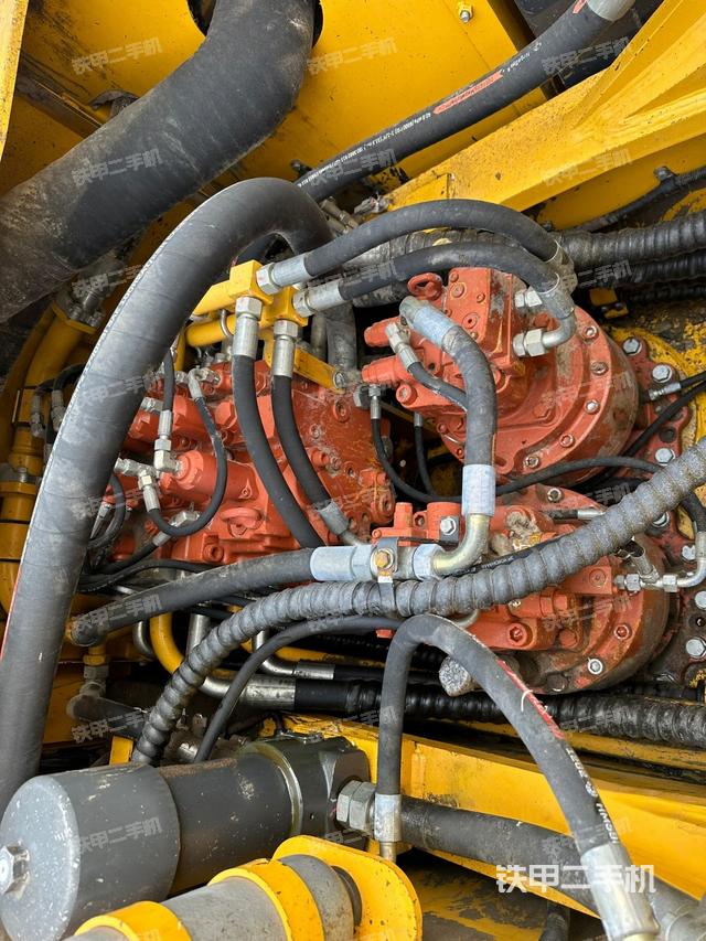 回转马达和主控阀（整机外观）