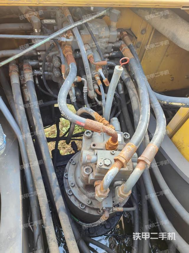 回轉(zhuǎn)馬達(dá)和主控閥（整機(jī)外觀）