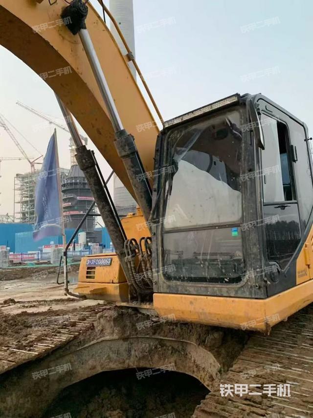 驾驶室顶部（整机外观）