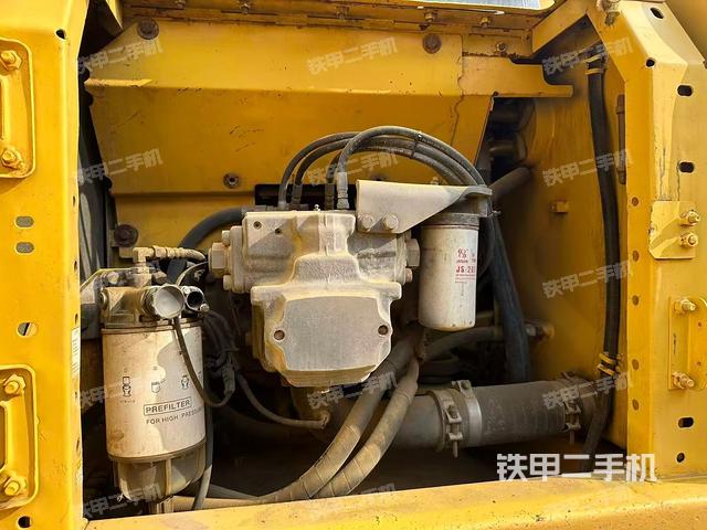 液压泵舱室正面整体（整机外观）