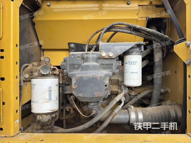 液压泵舱室正面整体（整机外观）