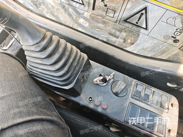 行走控制手柄和踏板?俯拍（駕駛室部分）