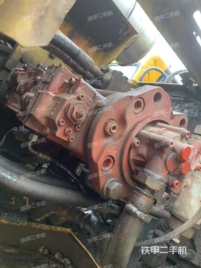 液压泵舱室正面整体（整机外观）