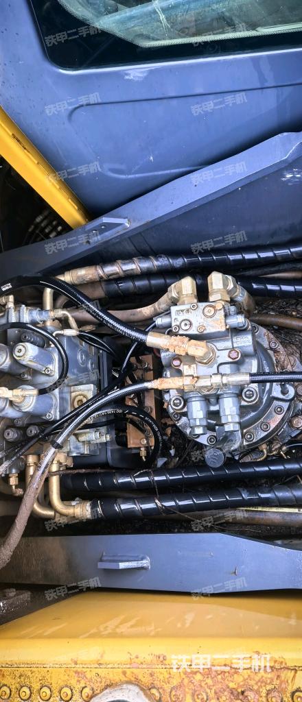 回转马达和主控阀（整机外观）