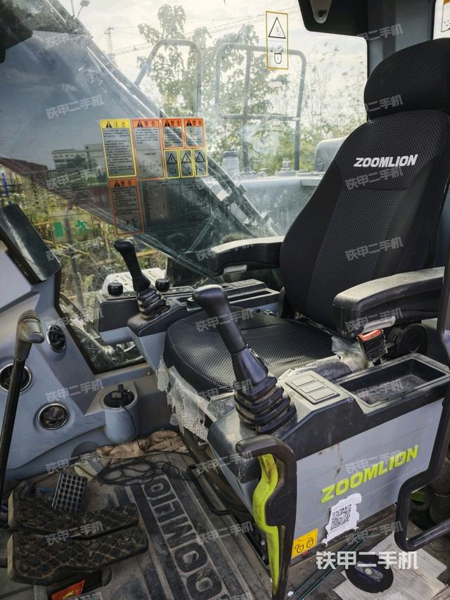 座椅右側控制臺/鑰匙門/油門/含右手柄（駕駛室部分）